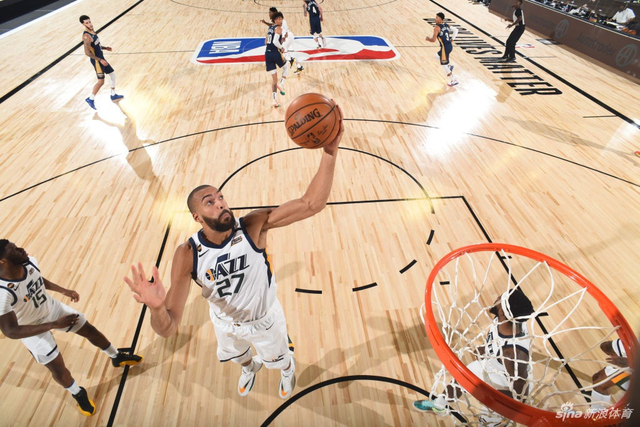 成了鲜明的 成了鲜明的