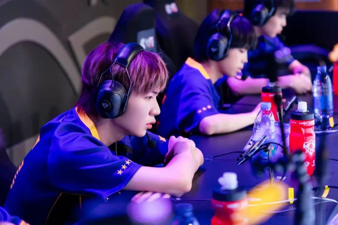 面对昔日的 面对昔日的